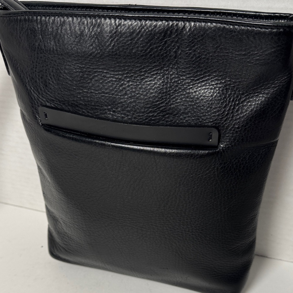 TANO Vintage 90s Minimal Sleek Black Pebble Leather Adjustable Crossbody Bag - Picture 2 of 16